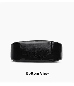 Vue détaillée du fond du sac en cuir véritable noir avec texture craquelée et coutures