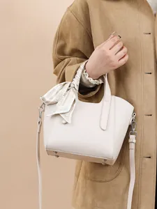 Sac seau haut de gamme en cuir crème pour femme avec foulard décoratif et bandoulière
