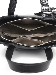 Sac seau en cuir noir avec compartiments intérieurs et détail de foulard en soie