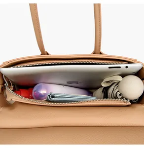 Vista detallada del interior de un bolso tote de cuero con gran capacidad de carga