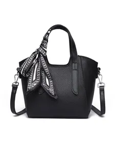 Sac seau classique en cuir grainé noir avec foulard décoratif en soie sur la poignée