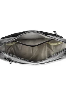 Vue intérieure du sac à main en cuir noir avec doublure zigzag et compartiments divers