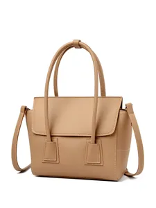 Elegante bolso de mano beige en cuero de grano cruzado para mujer vista frontal