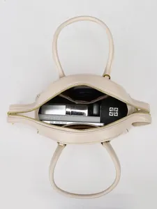 Beige minimalistische handtas met grote capaciteit en gouden rits met ruime binnenkant