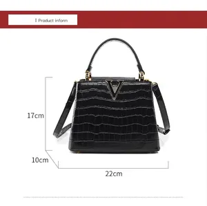 Spécifications de taille pour le sac à main noir motif crocodile avec logo V doré
