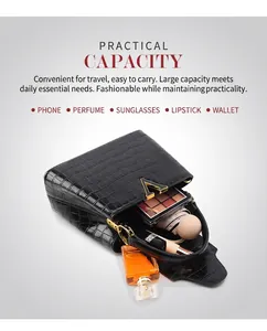 Détail de l'intérieur du sac à motif crocodile montrant l'espace pour cosmétiques