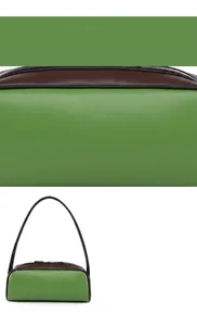 Detalle del bolso de hombro en cuero verde impermeable con textura suave y borde café