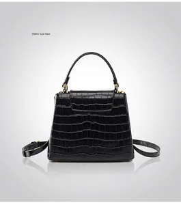 Vue détaillée du dos du sac seau noir avec texture crocodile et garnitures dorées