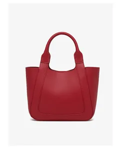 Detail van rode handtas van lychee-leer met verfijnde textuur en stiksels