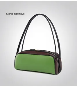 Vista lateral detallada de un bolso de hombro bicolor en verde y marrón oscuro elegante