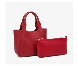 Detailoverzicht van rode lederen shopper set inclusief een bijpassende binnentas met rits