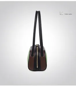 Vista lateral del bolso de hombro tricolor en verde marrón y negro con cremallera dorada