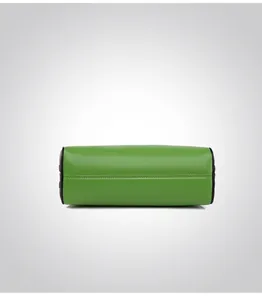 Detalle de la base del bolso de cuero verde mostrando costuras y acabados de bordes negros