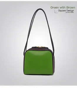 Detalle del bolso de hombro de cuero en contraste verde y marrón con cremalleras doradas