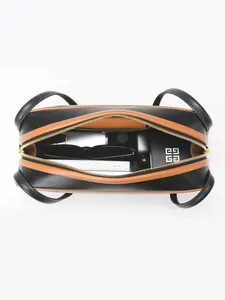 Elegante bolso baguette bicolor negro y marrón con correa y artículos esenciales