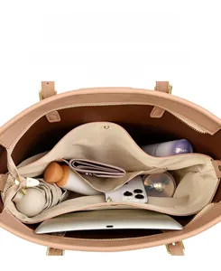 Vista superior del interior de un bolso tote grande con compartimentos y espacio amplio