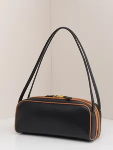 Bolso baguette minimalista de cuero negro y marrón con cremalleras dobles doradas y asas