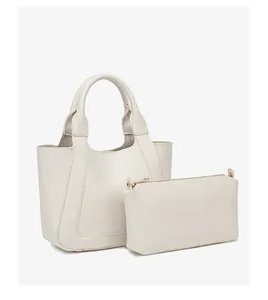 Detailweergave van de crèmekleurige bucket bag-set met bijpassende binnentas en handtas
