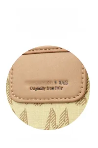 Detalle del logotipo LEMONKOKO grabado en bolso tote de cuero granulado marrón claro