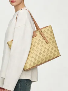 Bolso tote beige elegante con estampado de monograma M y correas de cuero marrón diario