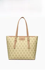 Vista frontal del bolso tote beige con textura de letras, asas de cuero marrón y logo