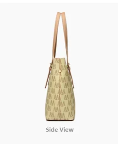 Vista lateral del bolso tote beige con estampado de M y herrajes metálicos dorados de lujo