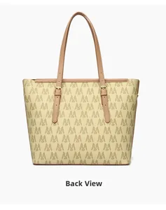 Vista trasera del bolso tote beige con estampado de monogramas y asas marrón café