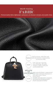Macro della texture in pelle litchi impermeabile sulla borsa nera con ciondolo di peluche