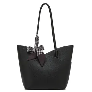 Sac cabas noir texturé avec écharpe pied-de-poule élégante sur la poignée fine