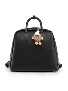 Zaino e borsa a mano chic in pelle nera a grana con un simpatico ciondolo peluche