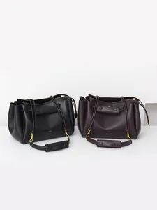 Bolsos tote de piel suave en negro y burdeos con bandolera ancha y pliegues laterales