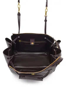 Vista superior de bolso tote de cuero púrpura con interior espacioso y herrajes dorados
