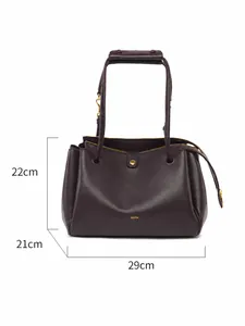 Bolso tote de cuero granulado marrón oscuro con logo GEXYA y medidas 22x29x21cm