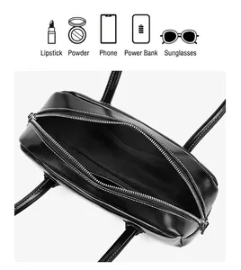 Vista interior que muestra capacidad para móvil y cosméticos en bolso negro