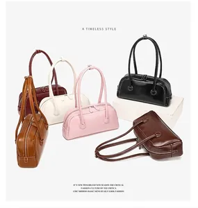Primer plano de bolsos de hombro estilo bowling retro en varios colores con costuras blancas