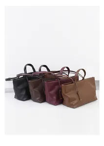 Vista detallada de bolsos tote minimalistas en negro, marrón oscuro, burdeos y color cuero