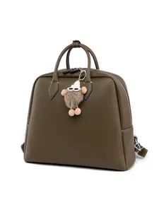 Zaino e borsa da donna in pelle verde oliva con ciondolo a forma di mostro di peluche