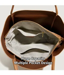 Dettaglio dell'interno di una grande borsa tote con scomparti multipli e fodera spina