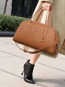 Bolso tote retro de cuero lichi marrón con costuras blancas y correa ajustable