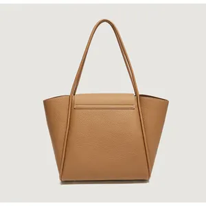 Dettaglio borsa tote in pelle martellata color caramello con patta e cuciture rifinite