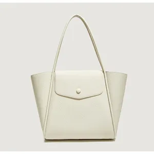 Dettaglio della borsa tote a trapezio bianco crema in pelle grana e patta a triangolo