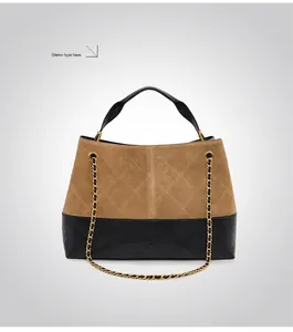 Achteraanzicht van een bucket bag met bruin suède en zwart gewatteerd leer stiksel
