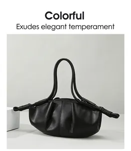 Detailopname van de zwarte lederen cloud bag met gedraaide koorddetails en hengsels