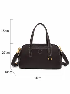 Bolso tote de cuero marrón con medidas 31x27x18cm y correa ajustable para hombro