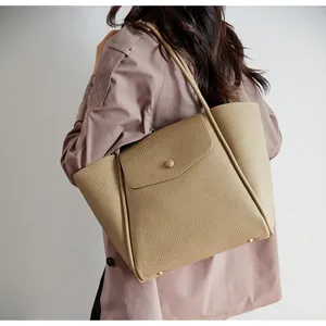 Dettaglio borsa tote in pelle martellata kaki con fibbia a patta e eleganti doppi spallacci