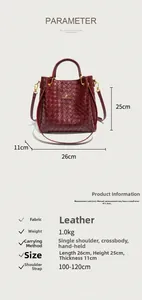 Détails du sac bordeaux à texture tressée avec dimensions de 26x25x11cm