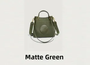 Détail du sac seau vert mat avec texture tissée et détails en cuir de crocodile