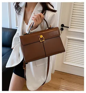 Sac à main en cuir marron avec fermoir doré et détail de bandoulière élégante