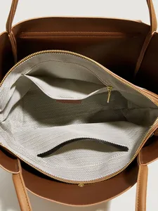 Borsa tote marrone minimalista vista interna con fodera a spina di pesce e cerniera