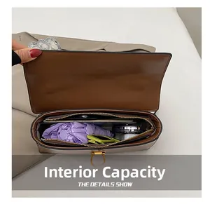 Vue interne du sac cabas bicolore montrant l'espace pour parapluie et lunettes